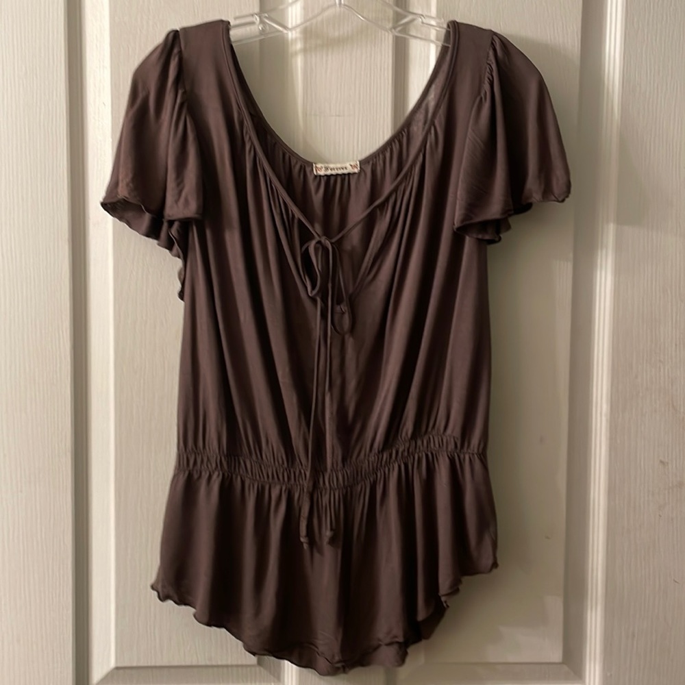 Taupe shortsleeved ruffle flutter sleeve keyhole tie front size medium blouse